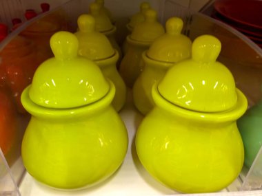 yeşil beyaz zemin üzerine seramik şekerlik