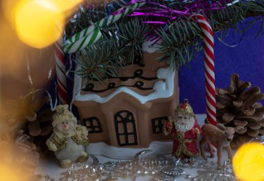 Sihirli dağ ülkesi, Peder Frost 'un evi, Noel Baba diğer efsanevi kış tatilleri kahramanları. Vahşi dağlarda ve ormanlarda küçük sevimli bir ev bir sürü sihirli peri sırrı barındırır.