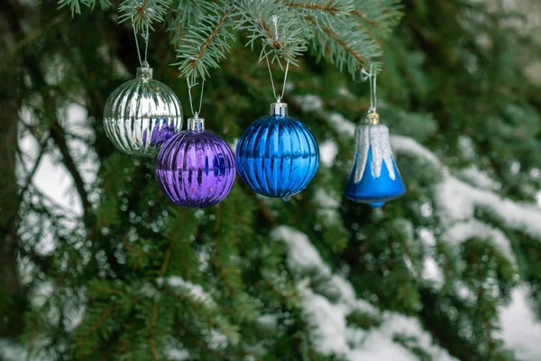 Árbol de Navidad con decoración bajo vacaciones snow.winter — Foto de Stock