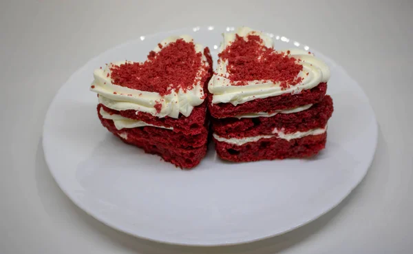 Σπιτική Καρδιά σχήμα κόκκινο βελούδινο κέικ Ημέρα του Αγίου Βαλεντίνου τροφίμων — Φωτογραφία Αρχείου