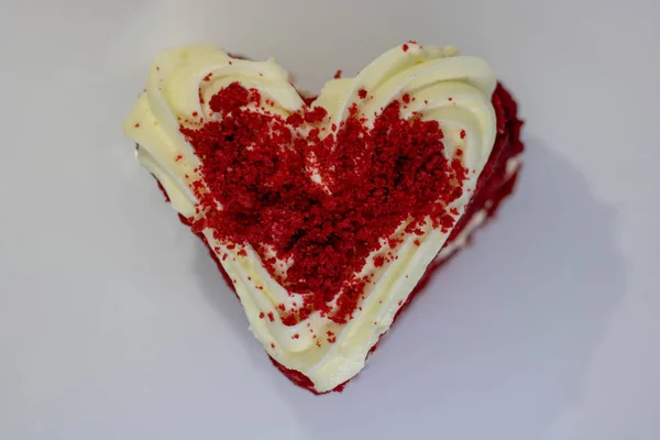 Сердце форме красный бархатный торт на белом фоне слайд в сторону . — стоковое фото