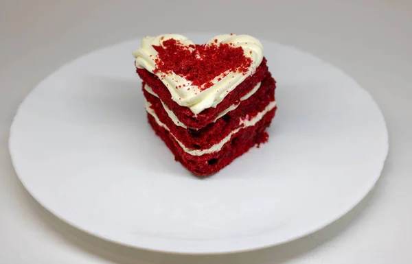 Pastel de chocolate en forma de corazón. pastel en forma de corazón en un plato blanco. pastel en la forma corazón — Foto de Stock