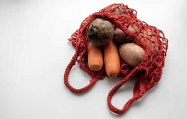Beyaz arka plan üzerinde yeniden kullanılabilir poşetler. Sıfır atık kavramı. Hiçbir plastik.