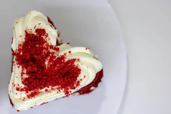 Домашнее сердце форме красный бархатный торт День Святого Валентина пищи, избирательный фокус — стоковое фото