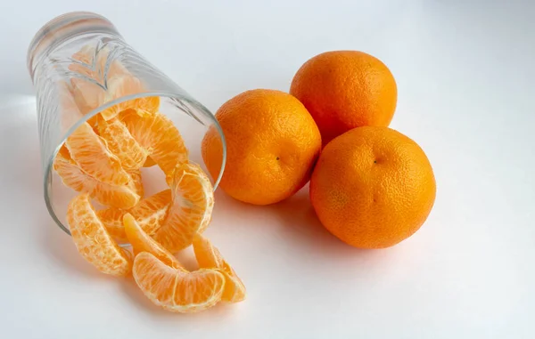 薄い白色の背景に透明なガラスの中の柑橘類のジュース。北京語、オレンジのクローズアップ。果物だビタミンCの含有量が高い果物. — ストック写真