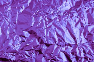 Soyut moda menekşe renkli buruşuk folyo doku arka planı. 2020 yıllık renk eğilimi kavramı.