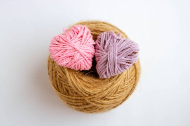 Sevgililer Günü konsepti, beyaz arka planda iki kalp ve bir kutu iplik. 14 Şubat 'ta tüm aşıkların ziyafeti.