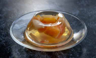 Taze böğürtlenli böğürtlen jölesi - yaz tatlısı. Meyve ananası, mandalina, reçelli elma. diyet kahvaltı.