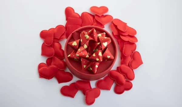 Round red festive gift box on white background. Red hearts. Holiday card. View from above. Flat lay — Stock Photo, Image