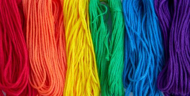 dikiş ipliği çok renkli bir arka plan olarak yakın çekim
