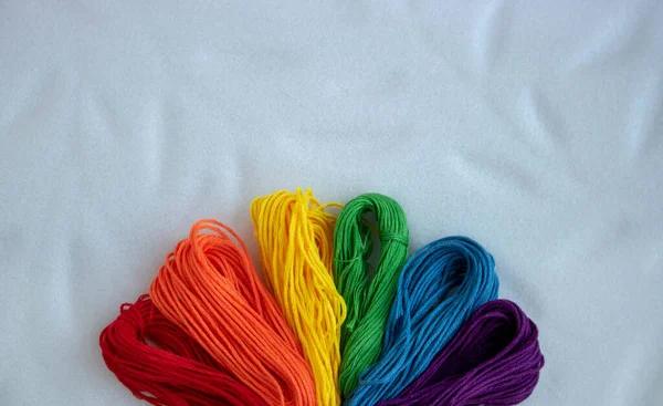 Hilos de coser como fondo multicolor de cerca — Foto de Stock