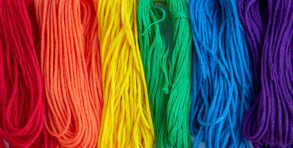 Hilos de coser como fondo multicolor de cerca — Foto de Stock