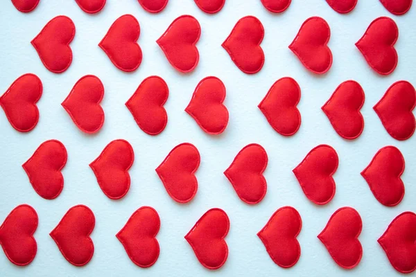 Corazón rojo sobre un fondo blanco que consiste en pequeños corazones rojos en el día de San Valentín 14 de febrero — Foto de Stock