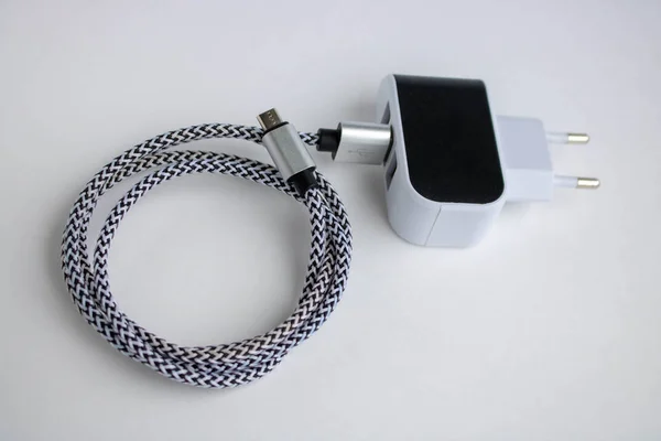 Carregador de fio com porta USB em background.technology branco — Fotografia de Stock