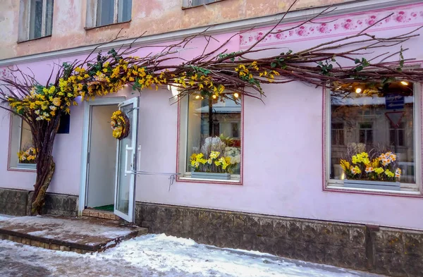 Geschmückter Eingang zu einem kleinen, schönen Blumenladen — Stockfoto