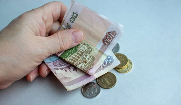 Ruka starší ženy s mincemi, rubles od důchodce — Stock fotografie