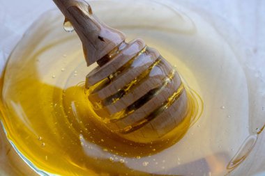 Bal peteği arka planında bal kovanı. Cam kavanozda bal kokusu ve bal peteği.