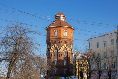 Rybinsk Rusya Kuibyshev caddesi su kulesi. 9 Şubat 2020 'de Roma ve Gotik mimari unsurlara sahip.