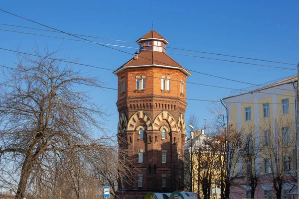 Rybinsk Rusya Kuibyshev caddesi su kulesi. 9 Şubat 2020 'de Roma ve Gotik mimari unsurlara sahip.
