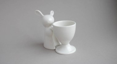 Renkli gri arkaplanda beyaz Paskalya tavşanı fotokopi alanı beyaz zemin üzerinde güzel seramik tavşan