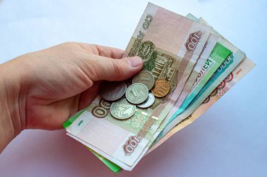 Bozuk paralı yaşlı bir kadının eli, emekliden Ruble.