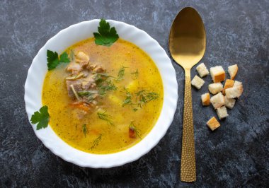 Geleneksel tavuklu şehriye çorbası, ahşap bir arka planda genel bir sahne..