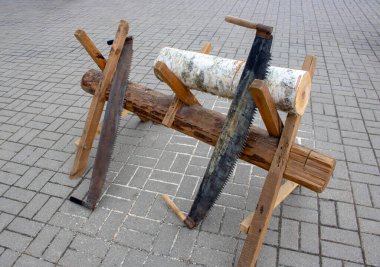 Eski moda iki adam güneşli bir günde büyük bir odun yığınına yaslandığını gördü.