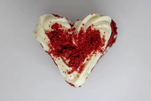 Сердце форме красный бархатный торт на белом фоне слайд aside.beautiful — стоковое фото
