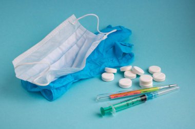 Tıbbi termometre ve maske ve naneli haplar. Coronavirüs.