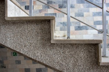 Modern bir binanın korkuluk ve merdivenlerinin detaylarını kapat.