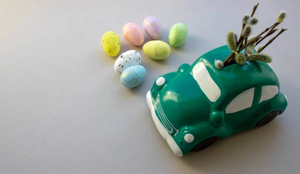 Little Dekoracyjne Cute Mały Zielony Samochód Białym Tle Koncepcja Wielkanocy — Zdjęcie stockowe