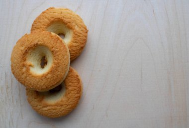Çerez halkaları beyaz arkaplanda izole edildi. Yemek tatlısı. Mesaj için boşluk.