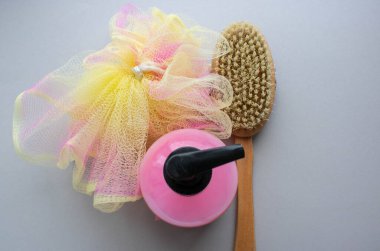 Gri arka planda izole edilmiş doğal spa seti.