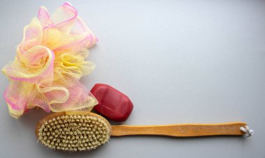 Gri arka planda izole edilmiş doğal spa seti..