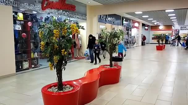 Pessoas Caminham Shopping Center — Vídeo de Stock