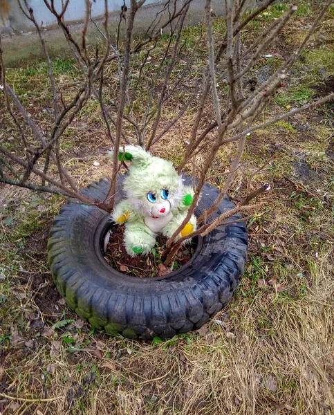 Pequeño Conejo Juguete Gris Está Sentado Jardín Cerca Bosque Día — Foto de Stock