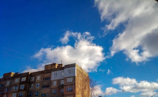 雲と家と青い空 — ストック写真
