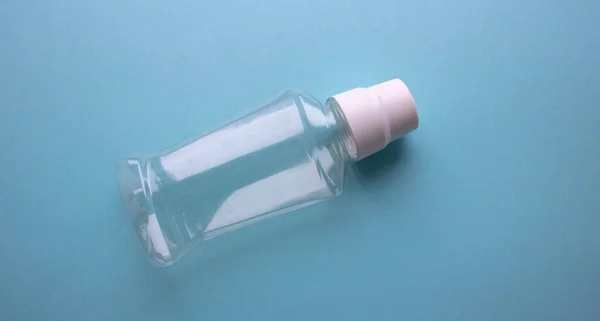 Pusta Plastikowa Butelka Środka Czyszczącego Rąk Leżąca Niebieskim Tle Koncepcja — Zdjęcie stockowe