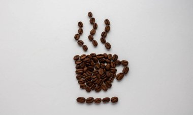 Doğal kahve çekirdekleri. Beyaz bir arkaplanda izole edilmiş.