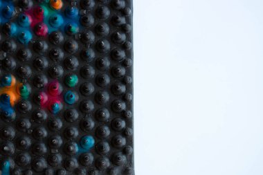 Masaj minderi, keskin vak 'alı aplikatör beyaz arka planda yakın plan iğneler. İlaç ve sağlık. Metin için yer var.