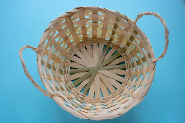 An empty wicker basket on a blue background. The view from the top — Stock Photo, Image