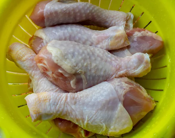 Raw Washed Chicken Legs Lie Yellow Colander — Stock Photo, Image