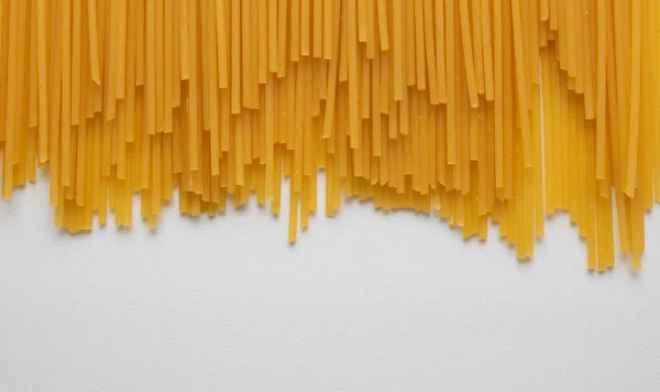 Spaghetti Achtergrond Gele Pasta Geïsoleerd Witte Achtergrond — Stockfoto