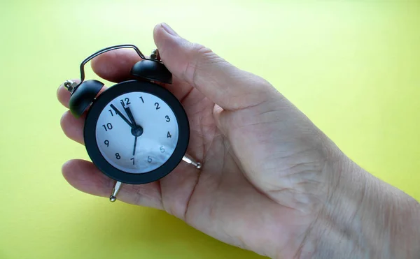 Foto Van Hand Van Een Vrouw Met Een Zwarte Wekker — Stockfoto