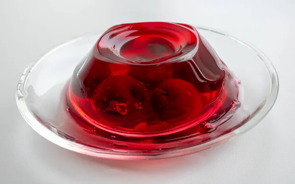 Πιάτο Γυάλινο Μούρα Κεράσι Κόκκινο Ζελέ Λευκό Φόντο — Φωτογραφία Αρχείου