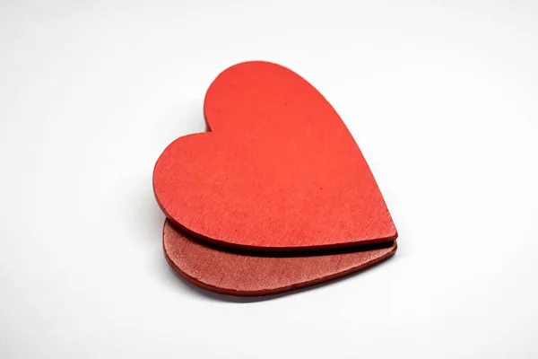 Dos Corazones Rojos Madera Sobre Fondo Blanco Tarjetas Conceptuales Para — Foto de Stock