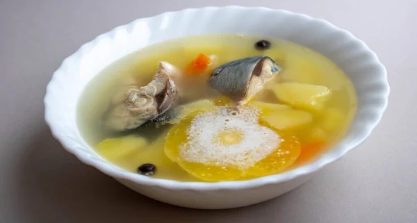 Deliziosa Zuppa Pesce Caldo Dal Pesce Mare Piatto Bianco Tavolo — Foto Stock