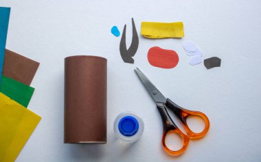 Adım adım talimatlar. Adım 3: Tuvalet kolundan kağıt yap. Kahverengi boğa. 2021 Çin Yeni Yılı, Beyaz Boğa. Komik Cadılar Bayramı sevimli canavar diy renkli kağıt makas yapıştırıcı. Çocuklar