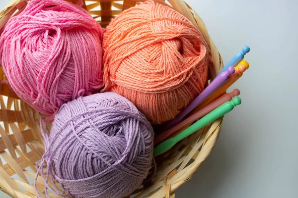 Bolas de hilo de colores en una canasta sobre fondo blanco — Foto de Stock