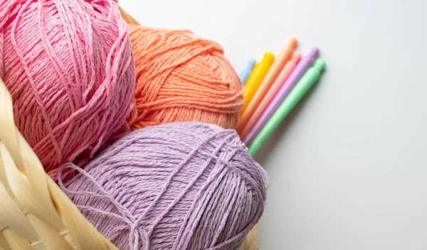 Bolas de hilo de colores en una canasta sobre fondo blanco — Foto de Stock